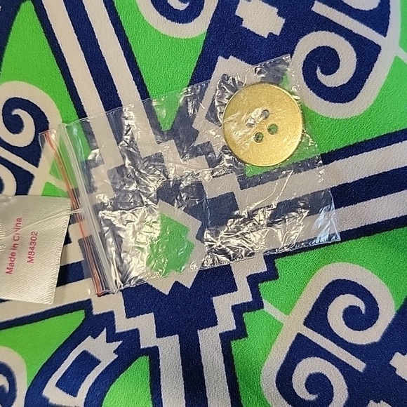 Macbeth Size L Green Blue White Patterned Sleeveless Button Back Blouse, NWOT - Picture 12 of 12